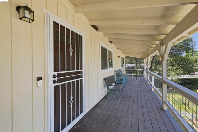 21781 Paseo De Los Portales, Sonora, CA 95370