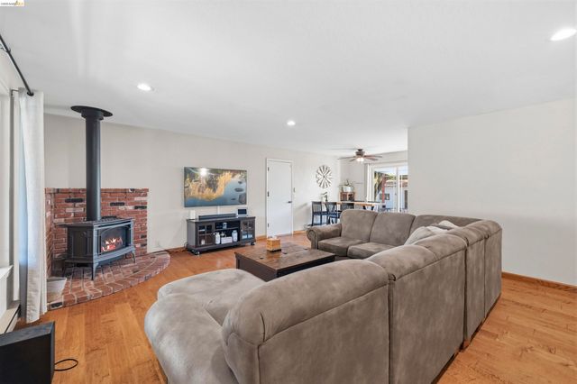 21781 Paseo De Los Portales, Sonora, CA 95370