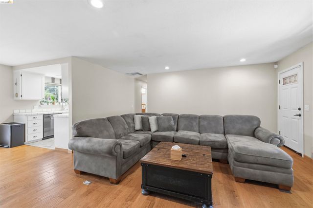 21781 Paseo De Los Portales, Sonora, CA 95370