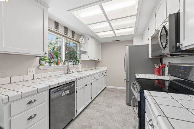 21781 Paseo De Los Portales, Sonora, CA 95370