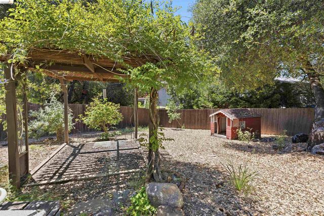 21781 Paseo De Los Portales, Sonora, CA 95370