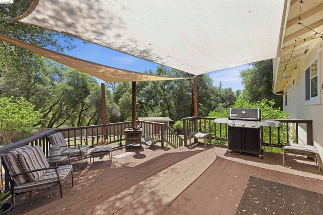 21781 Paseo De Los Portales, Sonora, CA 95370