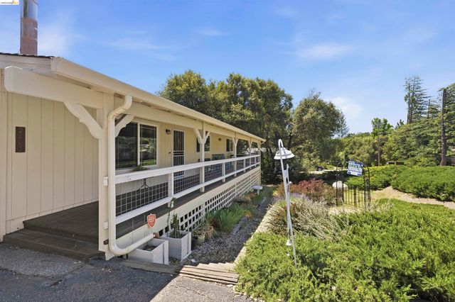 21781 Paseo De Los Portales, Sonora, CA 95370
