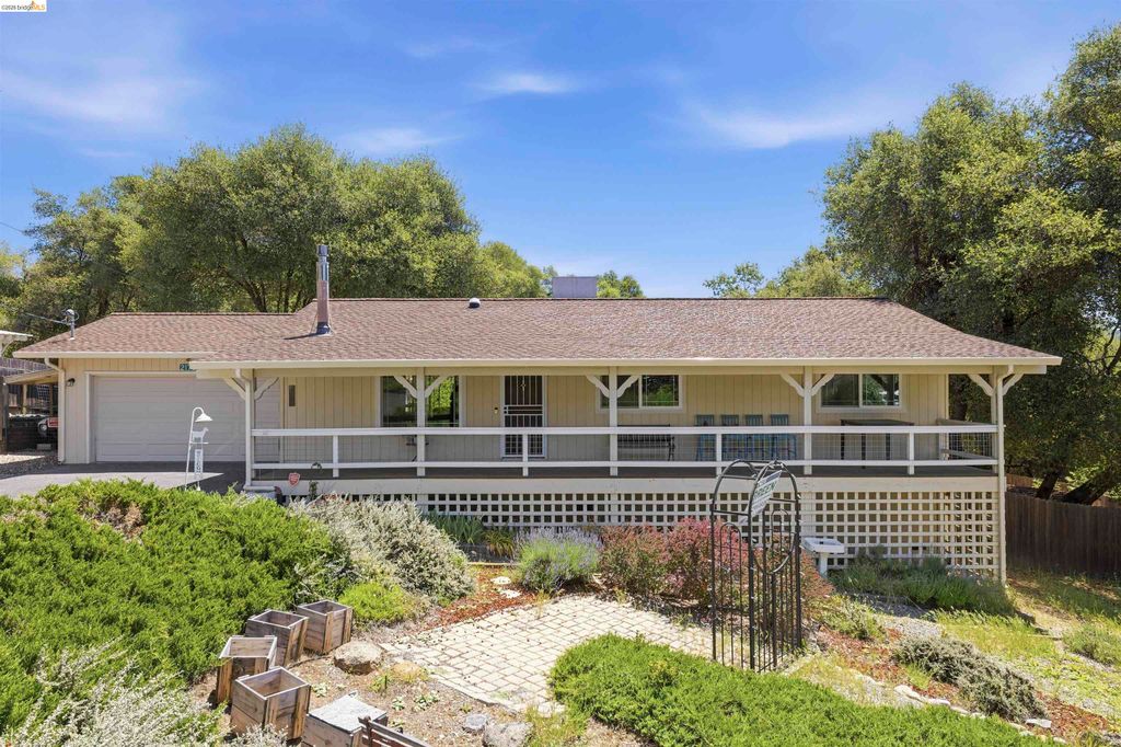 21781 Paseo De Los Portales, Sonora, CA 95370