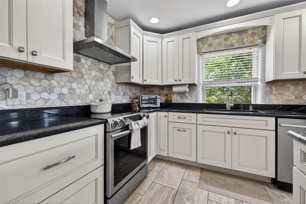 Image 12 of property listing at 3318 N RIDGE AVENUE, Tampa, FL 33603