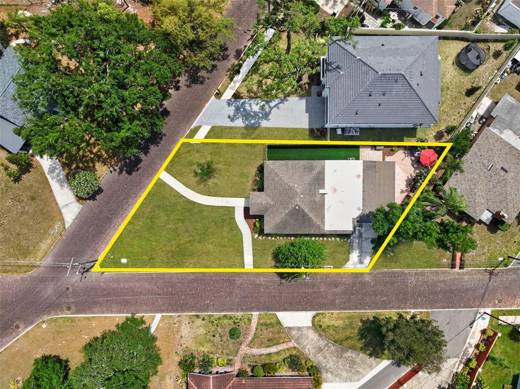 Image 3 of property listing at 3318 N RIDGE AVENUE, Tampa, FL 33603