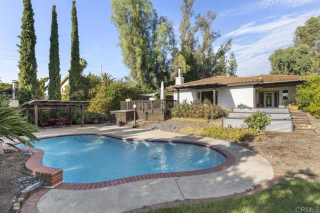 1305 Scenic Dr, Escondido, CA 92029