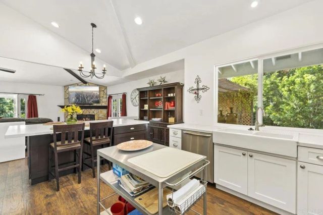 1305 Scenic Dr, Escondido, CA 92029