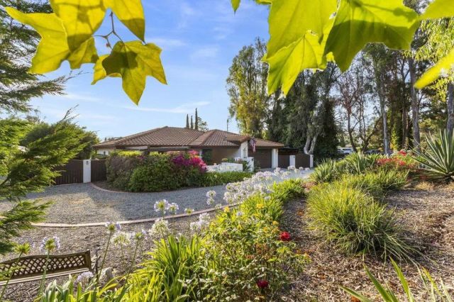 1305 Scenic Dr, Escondido, CA 92029