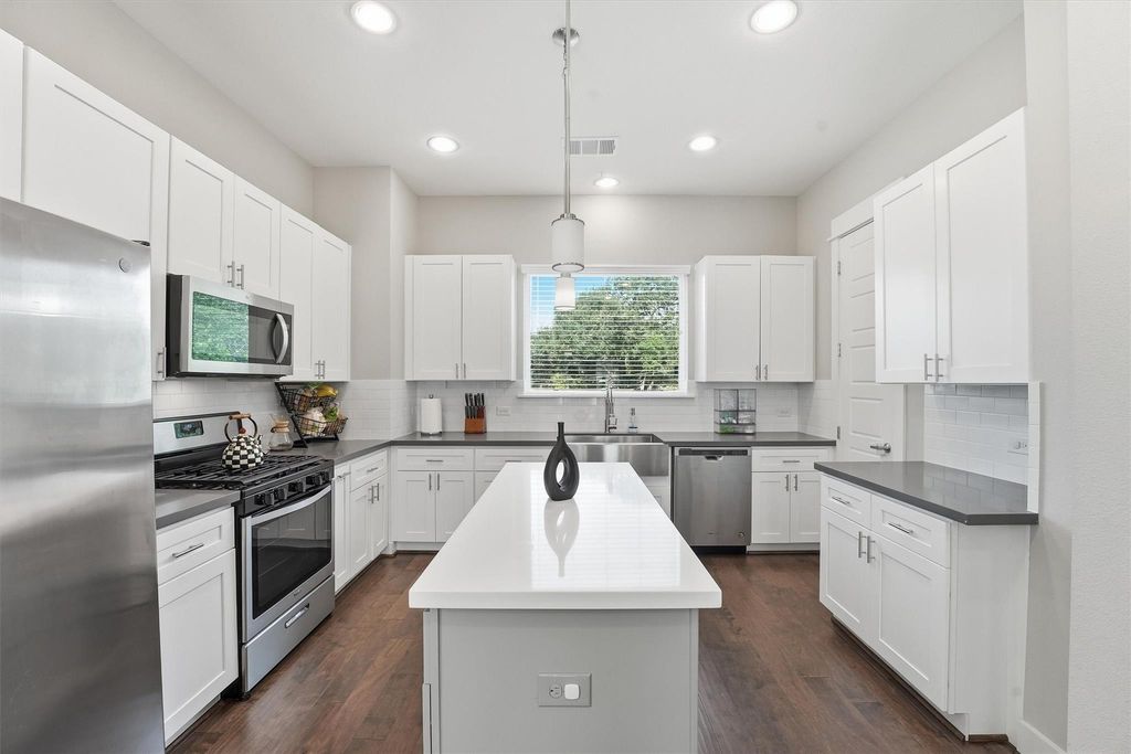 2057 Sherwood Forest Street, Houston, TX 77043