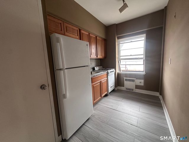 230 Farmington Avenue APT C2, Hartford, CT 06105