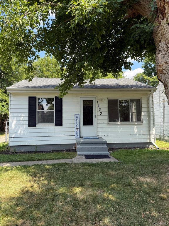 1233 Allen Street, Burton, MI 48529