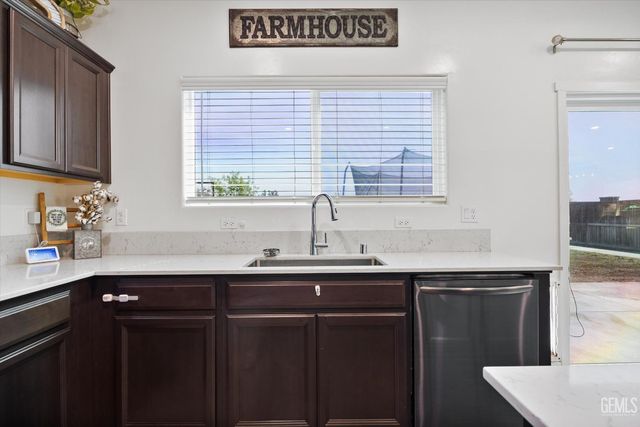 9615 Silver Falls Lane, Bakersfield, CA 93263