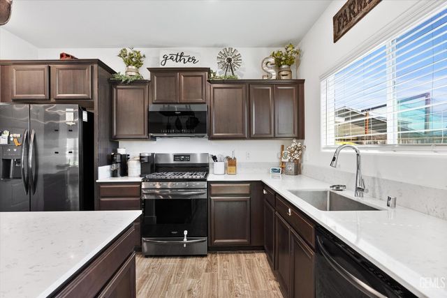 9615 Silver Falls Lane, Bakersfield, CA 93263