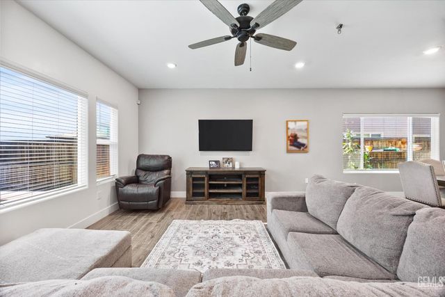 9615 Silver Falls Lane, Bakersfield, CA 93263