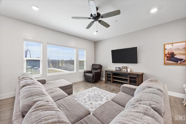 9615 Silver Falls Lane, Bakersfield, CA 93263