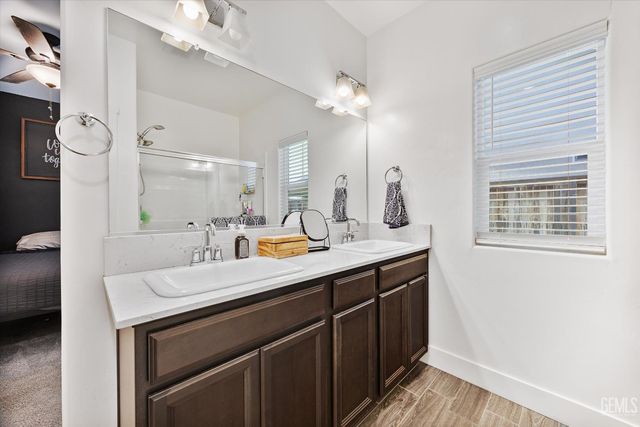 9615 Silver Falls Lane, Bakersfield, CA 93263