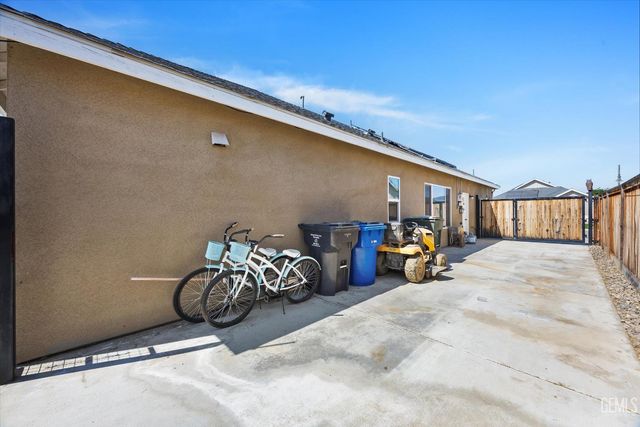 9615 Silver Falls Lane, Bakersfield, CA 93263