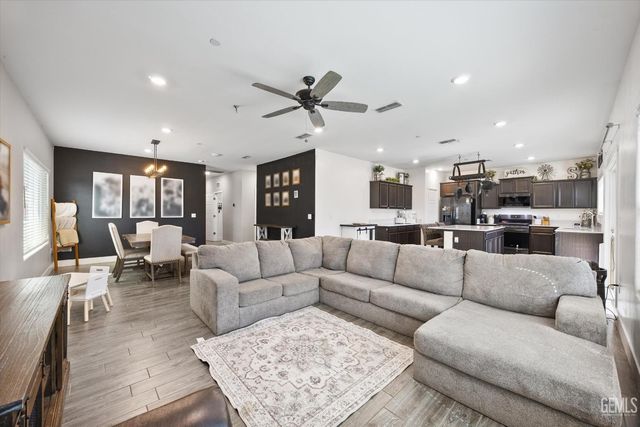 9615 Silver Falls Lane, Bakersfield, CA 93263