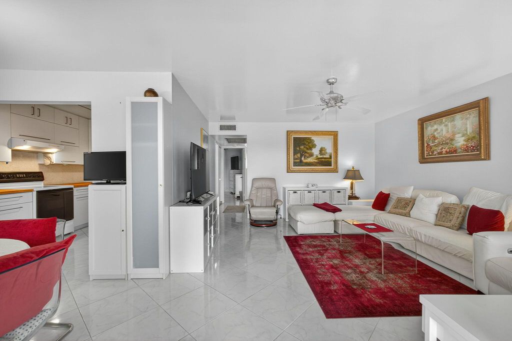 114 Somerset F, West Palm Beach, FL 33417