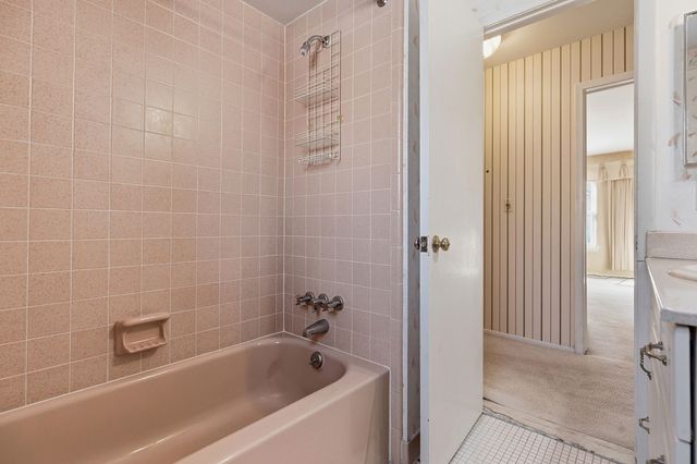 27636 E Echo Valley E 136, Farmington Hills, MI 48334