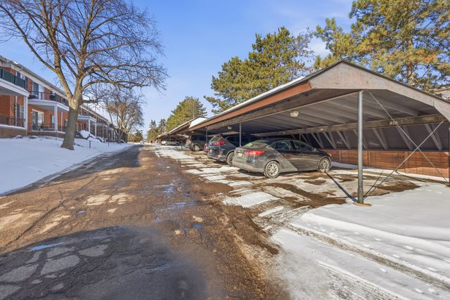 27636 E Echo Valley E 136, Farmington Hills, MI 48334