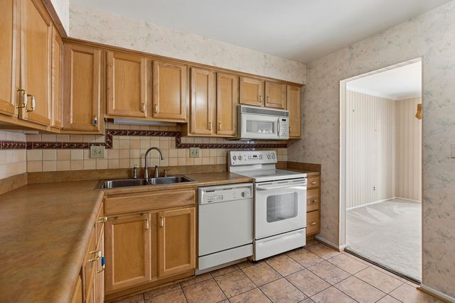 27636 E Echo Valley E 136, Farmington Hills, MI 48334