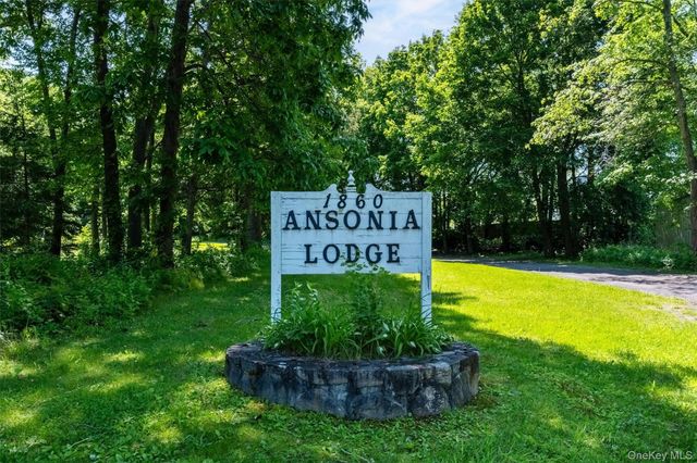 1860 E Main Street 5, Mohegan Lake, NY 10547