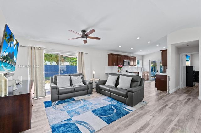 535 Radford Terrace, Davie, FL 33325