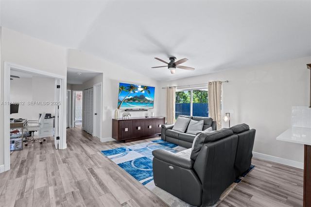 535 Radford Terrace, Davie, FL 33325