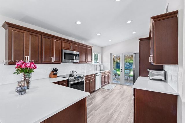 535 Radford Terrace, Davie, FL 33325