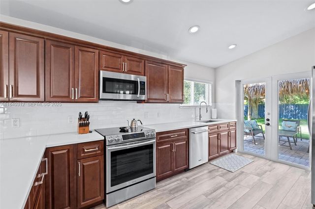 535 Radford Terrace, Davie, FL 33325