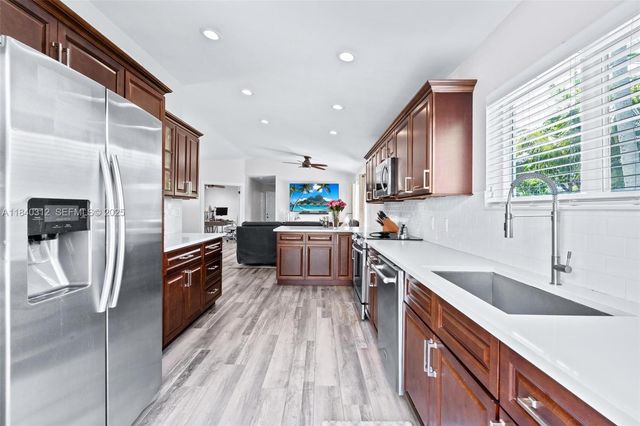 535 Radford Terrace, Davie, FL 33325