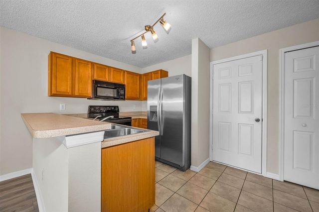 8015 SAVANNAH SUNSET LANE, Tampa, FL 33615