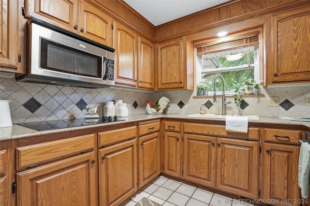 8944 E 116th Street S, Bixby, OK 74008