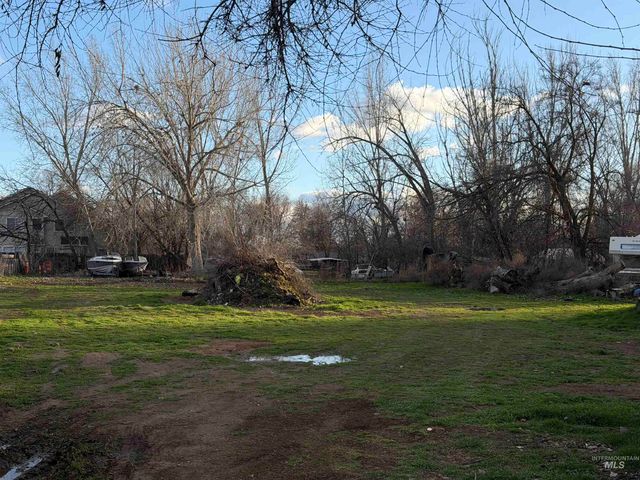 1319 W Flamingo Ave, Nampa, ID 83651