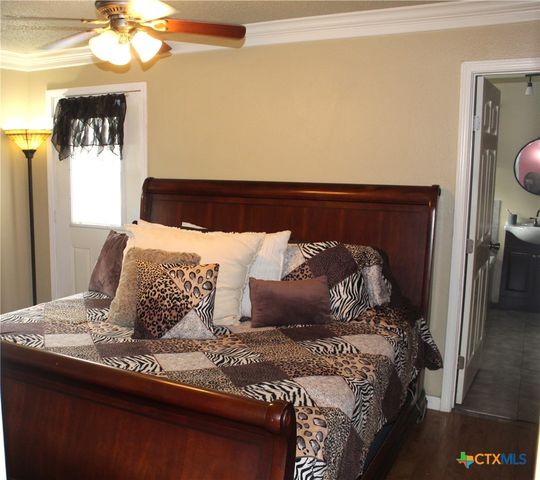 211 Rabbit Hollow Lane, Georgetown, TX 78626