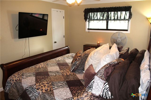 211 Rabbit Hollow Lane, Georgetown, TX 78626