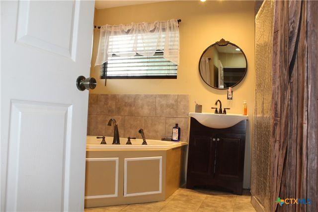 211 Rabbit Hollow Lane, Georgetown, TX 78626