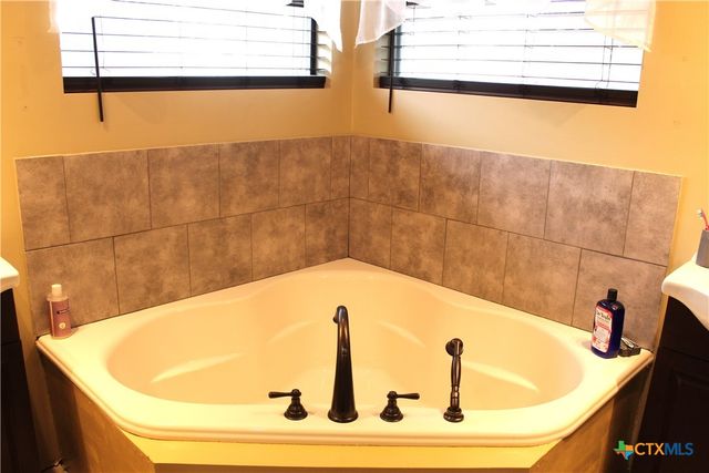 211 Rabbit Hollow Lane, Georgetown, TX 78626