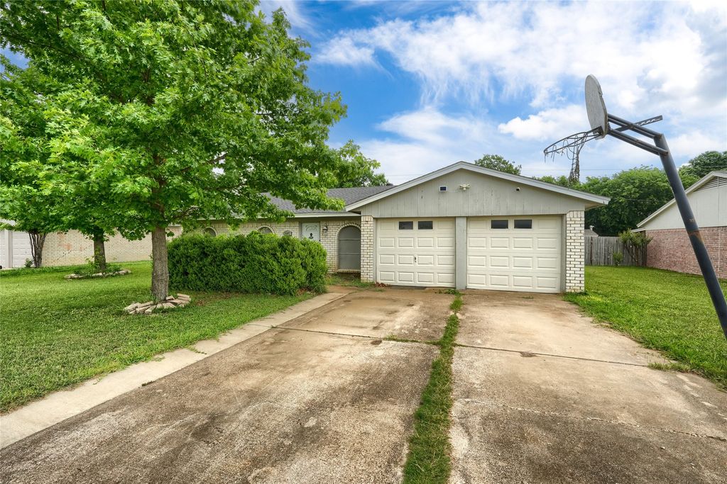 507 S Walnut Creek Drive, Mansfield, TX 76063