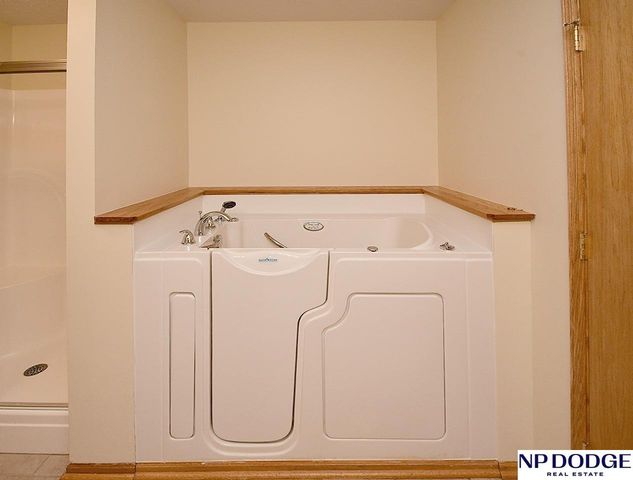 15605 Edna Circle, Omaha, NE 68136