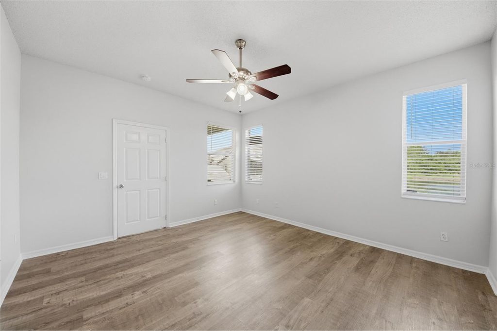 Image 9 of property listing at 949 WHISPERING CYPRESS LANE, Orlando, FL 32824
