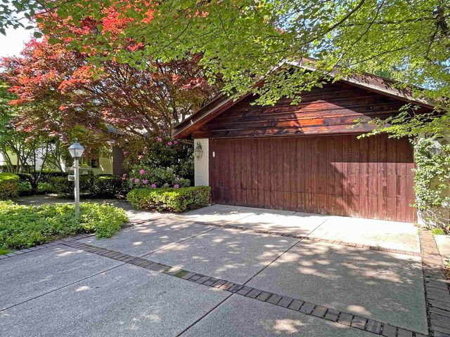 1220 S Oxford Road, Grosse Pointe Woods, MI 48236