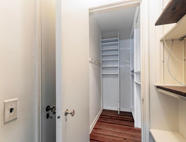 1220 S Oxford Road, Grosse Pointe Woods, MI 48236