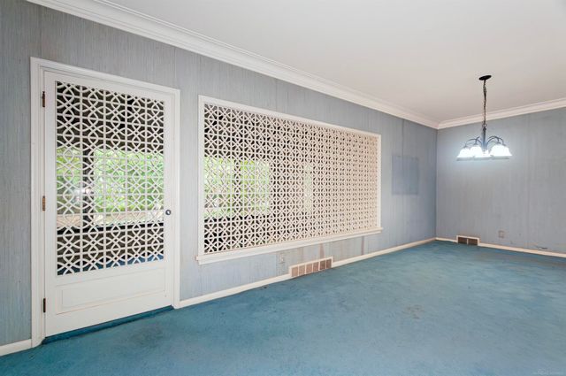 1220 S Oxford Road, Grosse Pointe Woods, MI 48236