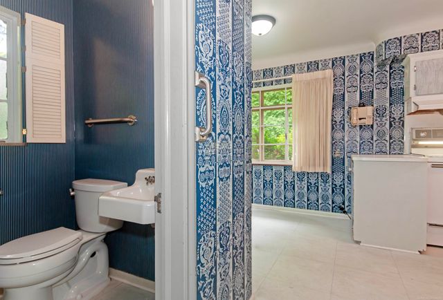 1220 S Oxford Road, Grosse Pointe Woods, MI 48236