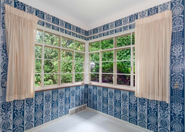 1220 S Oxford Road, Grosse Pointe Woods, MI 48236