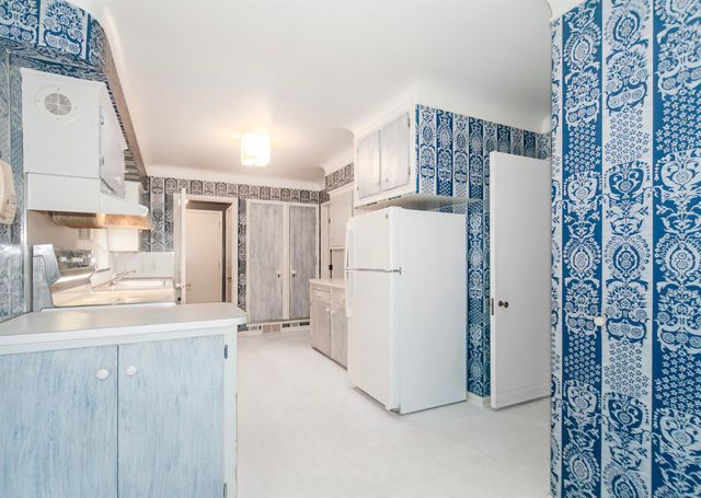 1220 S Oxford Road, Grosse Pointe Woods, MI 48236