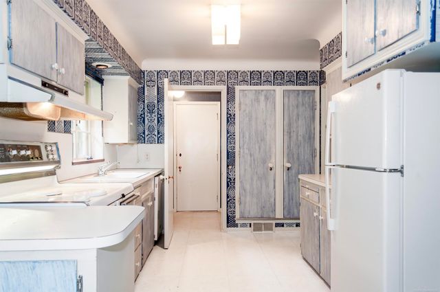 1220 S Oxford Road, Grosse Pointe Woods, MI 48236